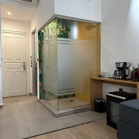 The Maroon Bottle Luxury 4* Salonicco