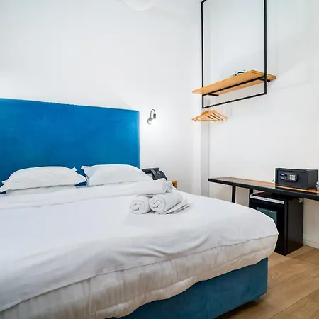 Hotel The Maroon Bottle 4*