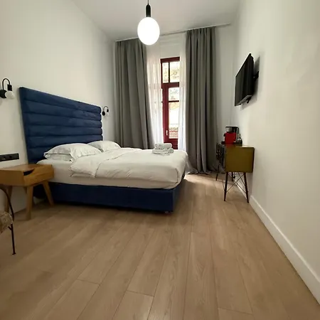 Hotel The Maroon Bottle 4*