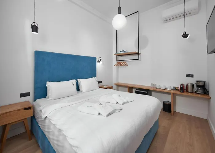 The Maroon Bottle 4*