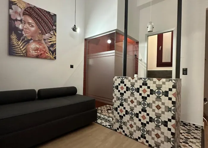 The Maroon Bottle 4* Salonic