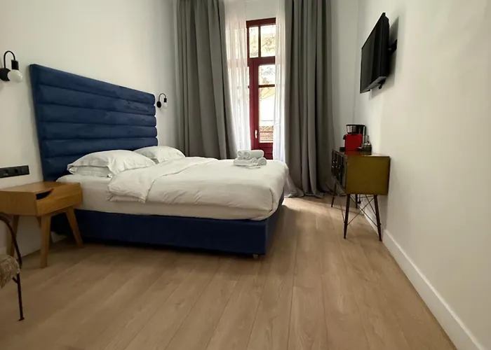 Hotel The Maroon Bottle 4*