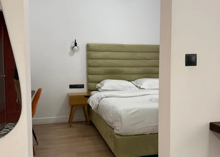 The Maroon Bottle Hotel Salonic