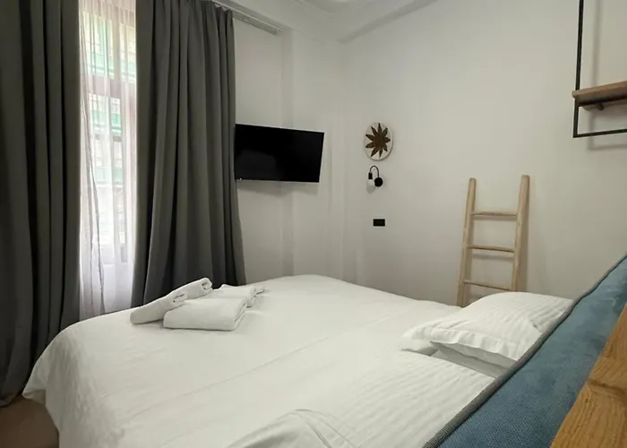 The Maroon Bottle Hotel Salonic