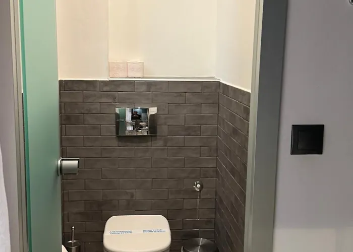 The Maroon Bottle 4*