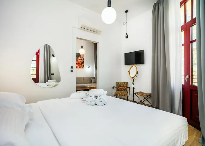 Hotel The Maroon Bottle 4*
